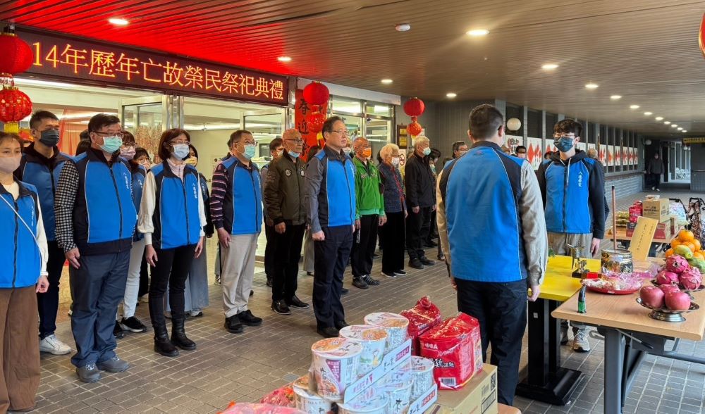 《圖說》八德榮家春節前夕新春祭祀，主任酆世俊偕同各級員工及榮民眷代表，以簡單莊嚴儀式表達敬。〈八德榮家提供〉