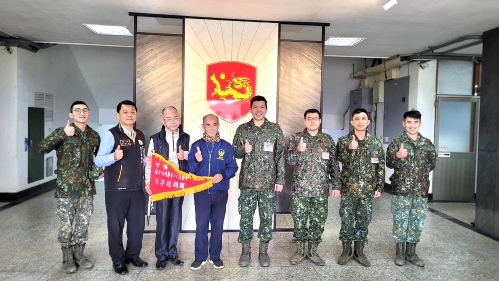 《圖說》宜蘭縣軍人服務站長尹華忠與「財團法人宜蘭縣私立聖德社會福利慈善事業基金會」游高吉董事長、游梓銘執行長，於宜蘭地區敬軍慰問。〈宜蘭軍服站提供〉