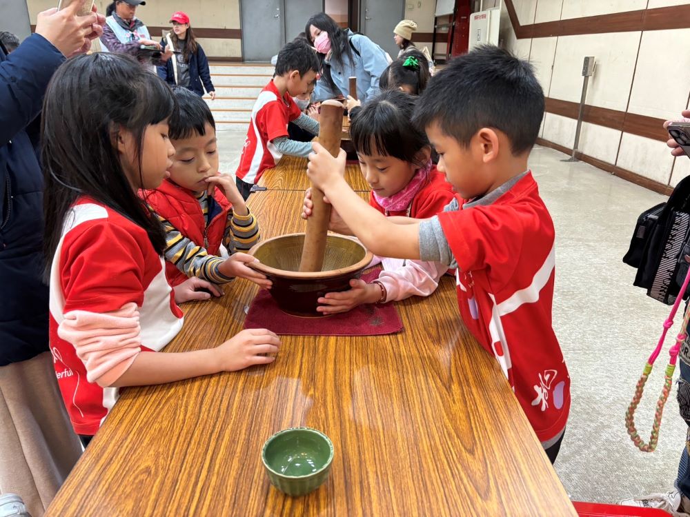 《圖說》完成指定手作體驗，即完成闖關活動，獲得抽獎券。〈客家局提供〉