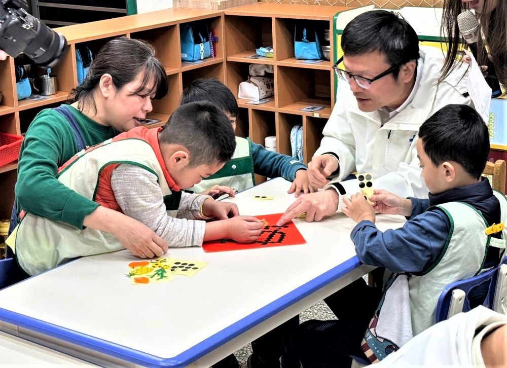 《圖說》張明文與秀山附幼特幼生共慶農曆新年、一同創作春聯。〈教育局提供〉