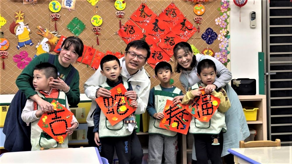 《圖說》教育局長張明文於秀山國小附幼與特幼生共慶農曆新年。〈教育局提供〉