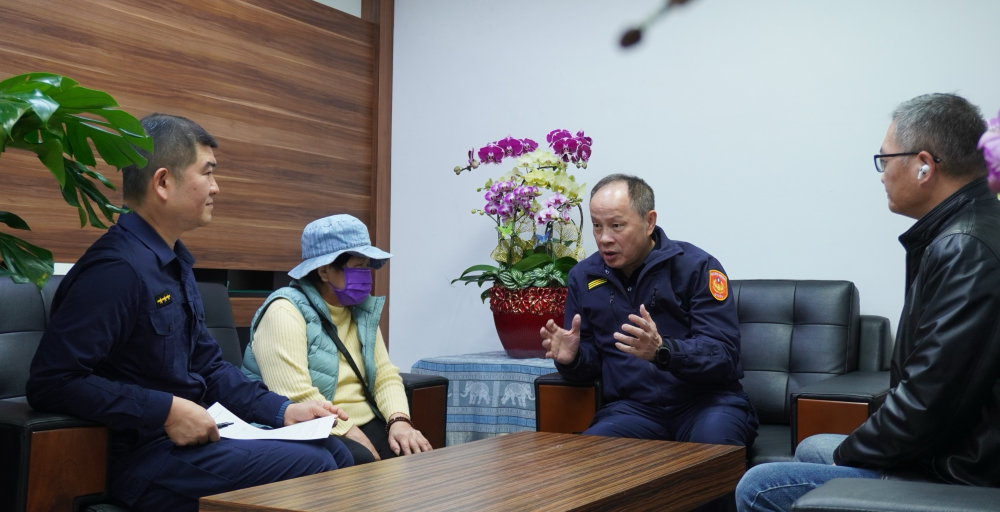 《圖說》藍男家屬至板橋分局感謝助流落14年的家人團圓。〈板橋分局提供〉