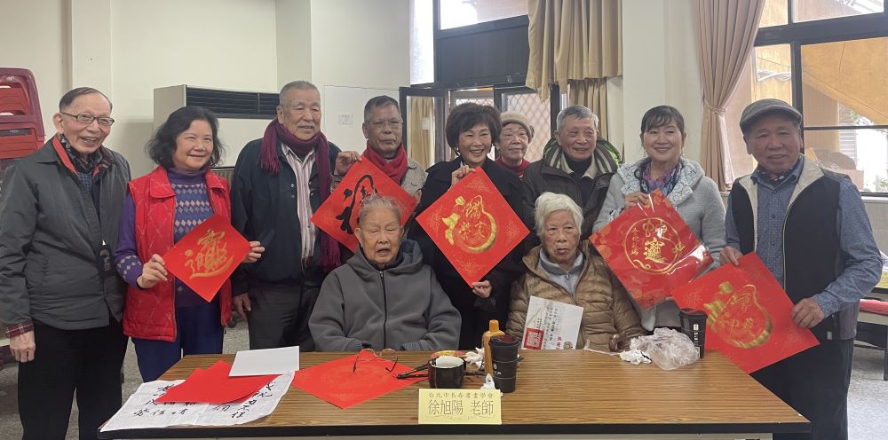 《圖說》103歲高齡的徐旭陽老師，也帶師母一起來為長輩們揮毫，帶來喜氣又應景的春聯。〈板橋榮家提供〉