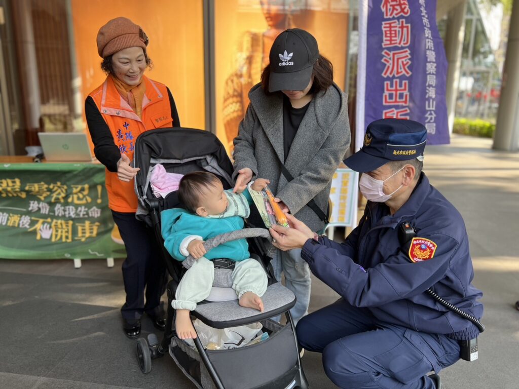 《圖說》機動派出所展現警察親民、便民，強化轄區治安、交通及為民服務工作，營造「平安、祥和、快樂」的社會氛圍。〈海山分局提供〉