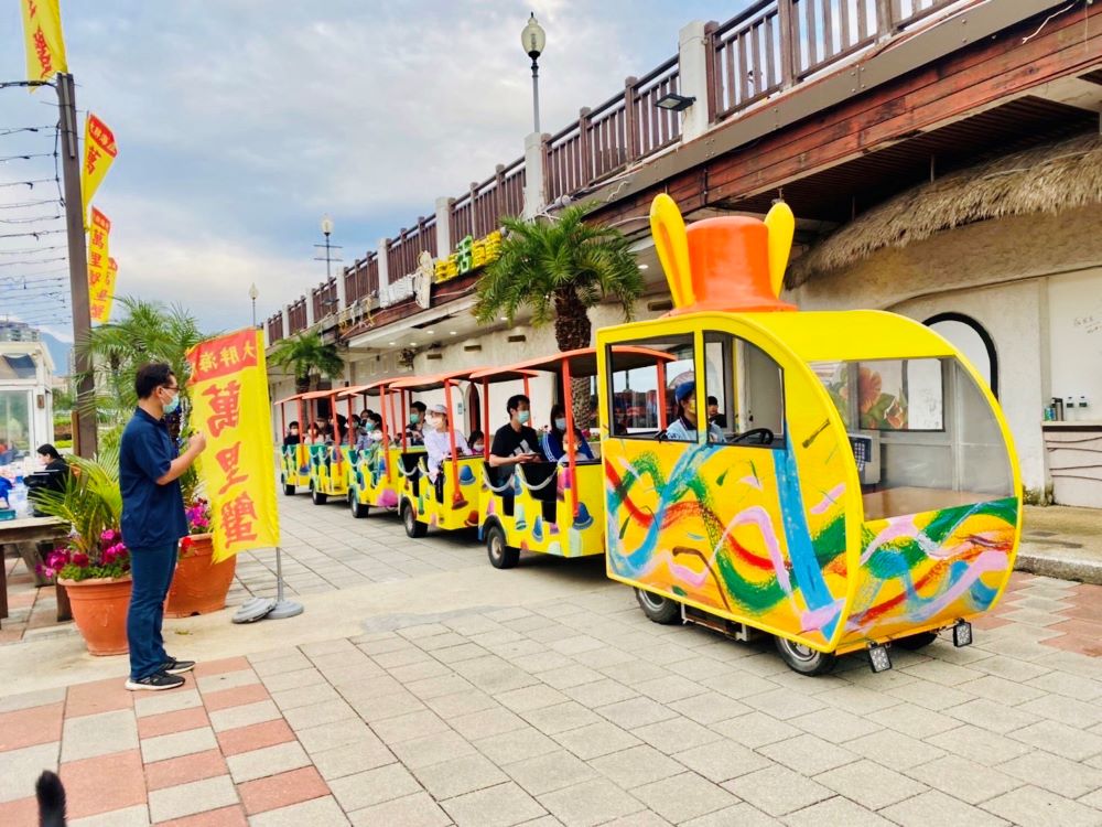 《圖說》幾米漁人碼頭遊園車。〈漁業處提供〉