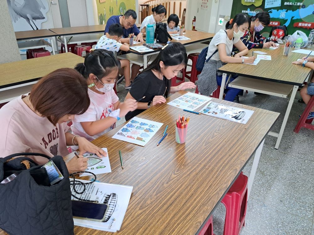 《圖說》水環境教育特展期間，民眾可參加多項互動挑戰遊戲，並獲得精美禮品，進一步了解水環境保護的重要性。〈環保局提供〉