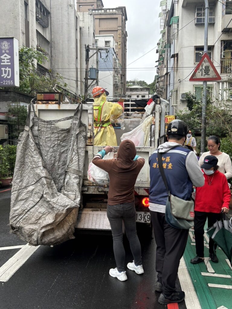 《圖說》清潔隊員收運資源回收物。〈環保局提供〉