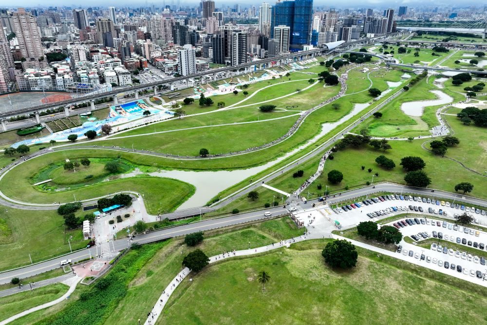 《圖說》新北大都會公園水漾園區草地廣大且有「熊猴森樂園」，為親子同遊首選。〈高灘處提供〉