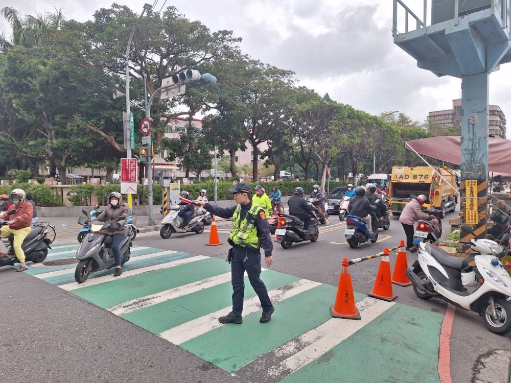 《圖說》三重警於轄內重要路段增派警力疏導車流，請用路人遵守警察的交通指揮。〈三重分局提供〉