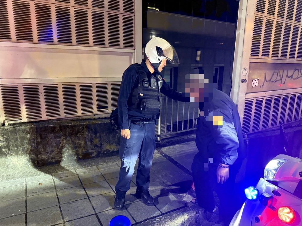 《圖說》三重警開啟警示燈引導老人至人行道，他在離開時，頻頻對警方的熱心表達謝意。〈三重分局提供〉