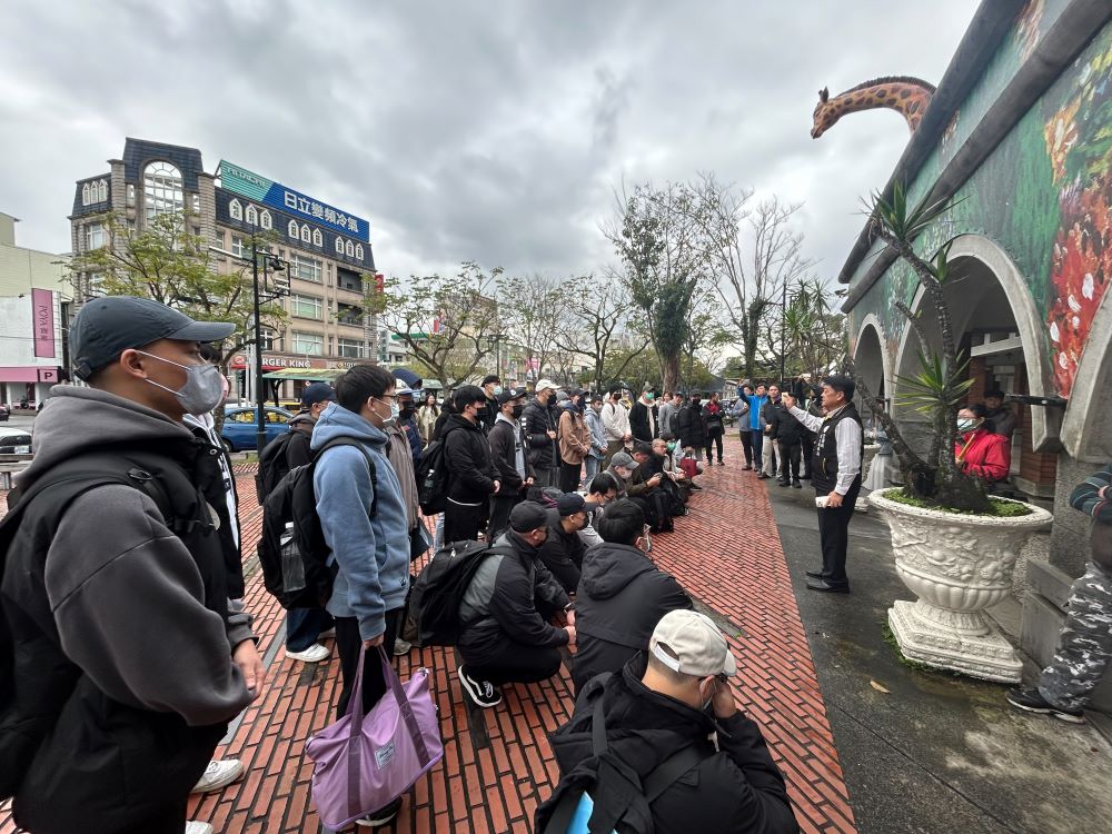 《圖說》尹華忠溫馨提醒努力學習和鍛練身體，彼此相互照顧，並祝福平安結訓返鄉。〈宜蘭軍服站提供〉