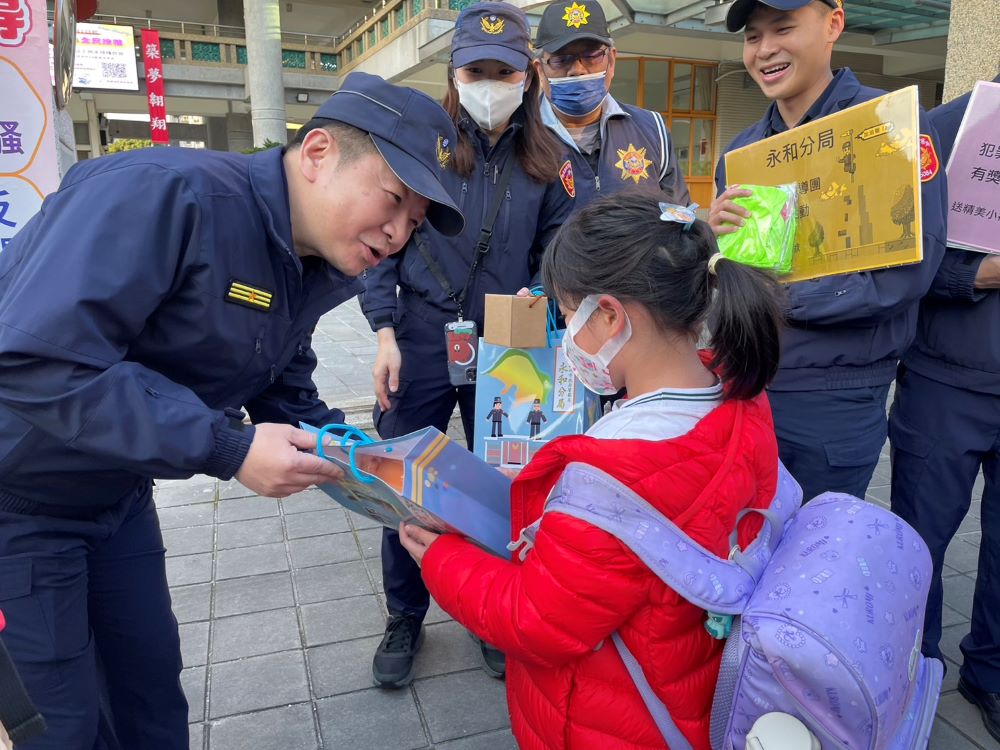 《圖說》永和分局在頂溪國小執行護童勤務。〈新北市警局提供〉