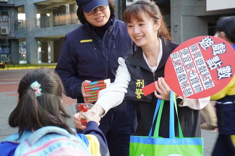 《圖說》板橋分局於開學日展開「護童專案」行動，並宣導交通及反詐騙。〈板橋分局提供〉