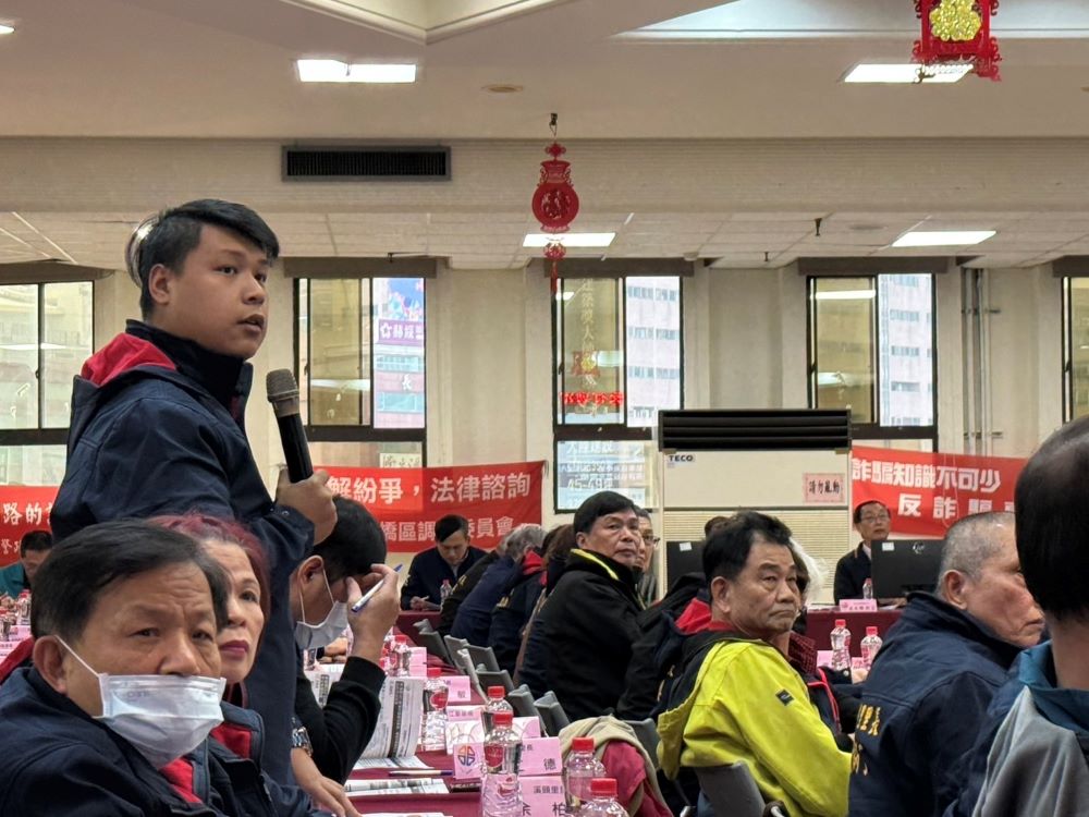 《圖說》板橋區里長們於會中與市府各單位針對提案展開討論。〈民政局提供〉