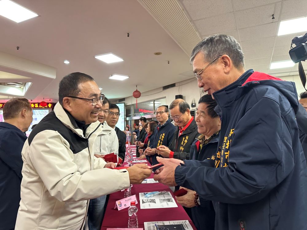 《圖說》侯友宜與里長們互動熱絡。〈民政局提供〉