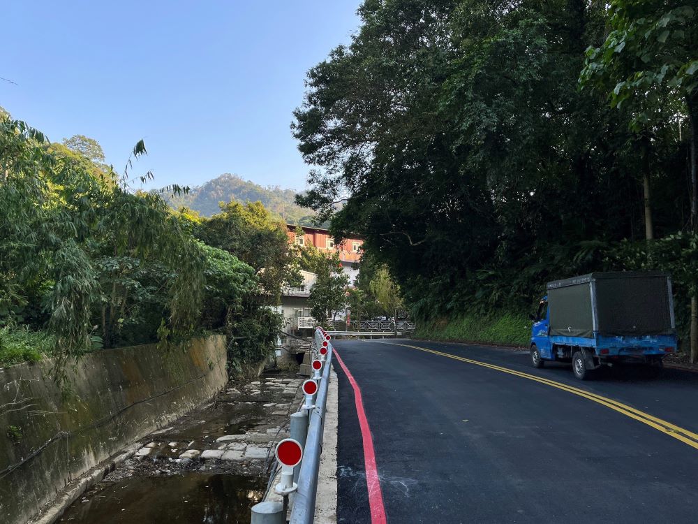 《圖說》施工後邊坡穩定並拓寬堤頂道路為雙向道增加行車安全。〈水利局提供〉