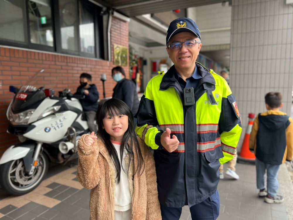 《圖說》學童由員警陪同與帥氣的警用重機合影留念。〈海山分局提供〉