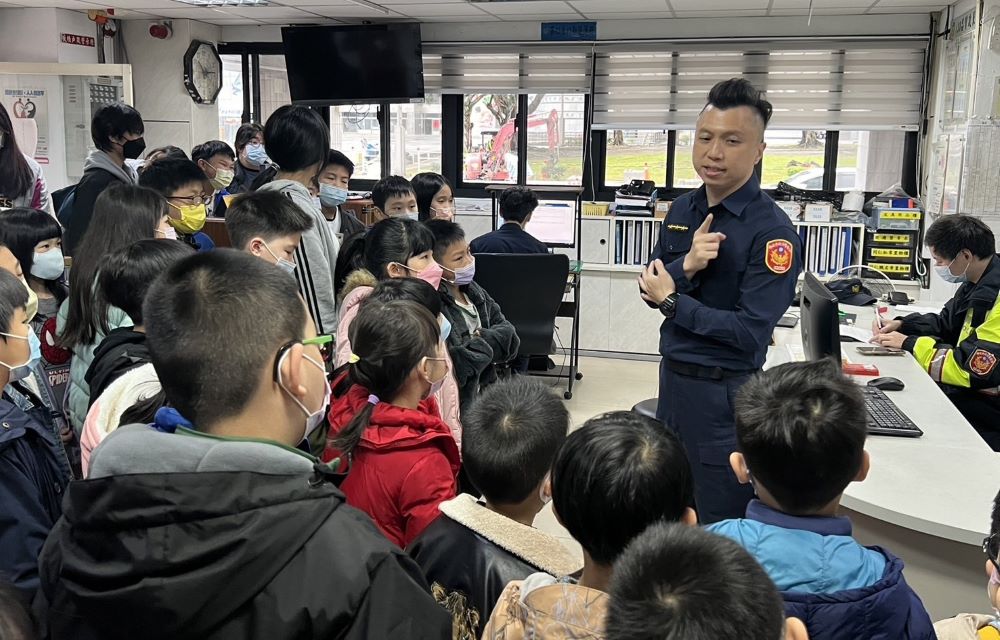 《圖說》海山警楊佳鑫為學童講解如何安全行經路口、拒絕陌生人誘惑，以及遇到危險時如何尋求幫助。〈海山分局提供〉