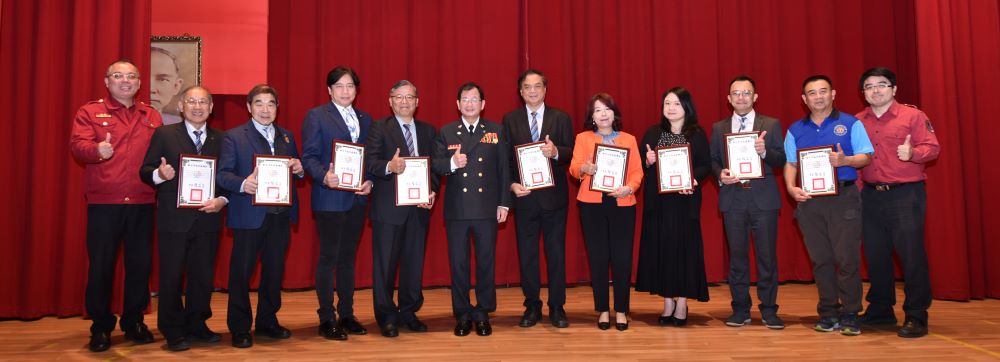 《圖說》消防局長陳崇岳〈中〉代表市府回贈感謝狀。〈消防局提供〉