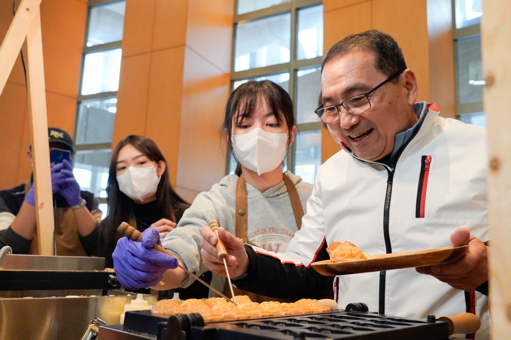 《圖說》侯友宜體驗雞蛋糕烘焙。〈社會局提供〉