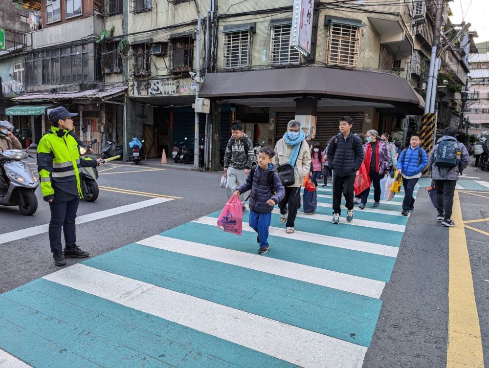 《圖說》土城分局在清水國小執行護童勤務。〈新北市警局提供〉