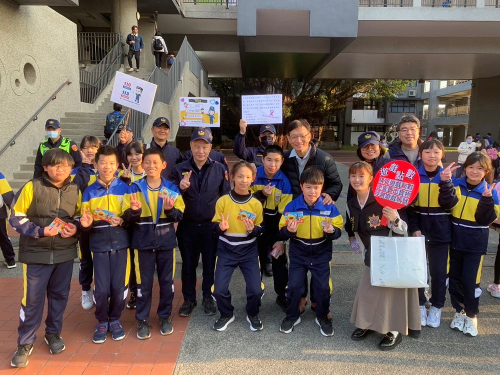 《圖說》板橋分局在中山國小執行護童勤務。〈新北市警局提供〉